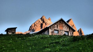 Chalet d'la Croë dominé par les Aiguilles d'Arves